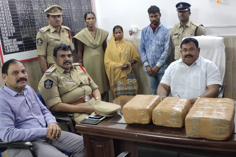 visakha GRP police arrested gang that is moving marijuana to Bihar