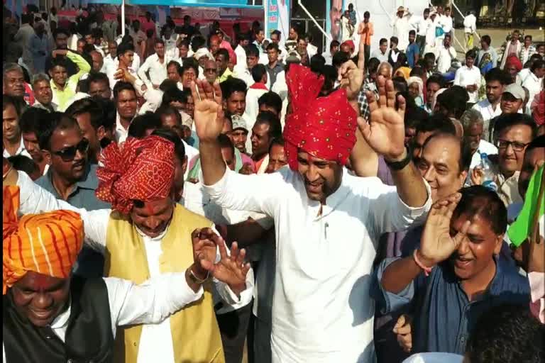 Agriculture Minister dances fiercely on tribal mandal