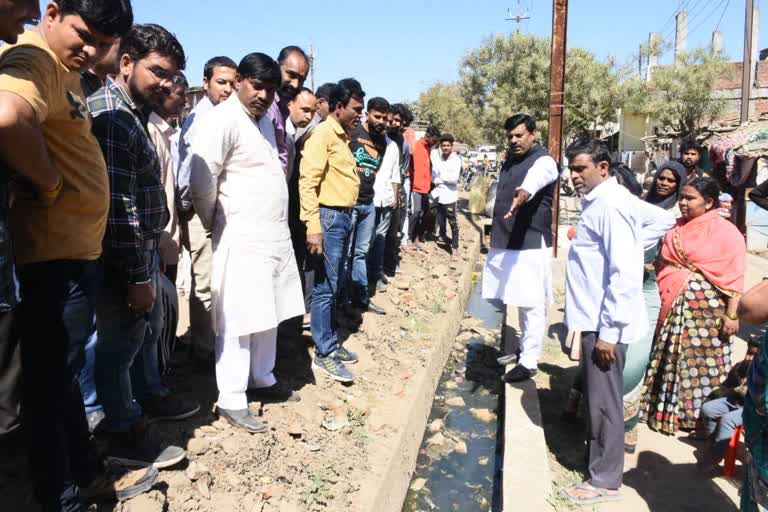 MLA Rameshwar Sharma inspected the bad roads in Kolar region