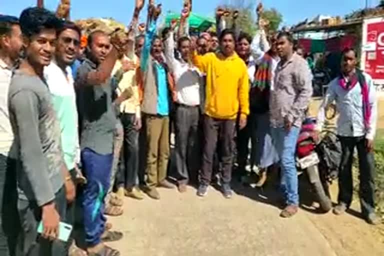 Farmers jammed road  protest against paddy purchase