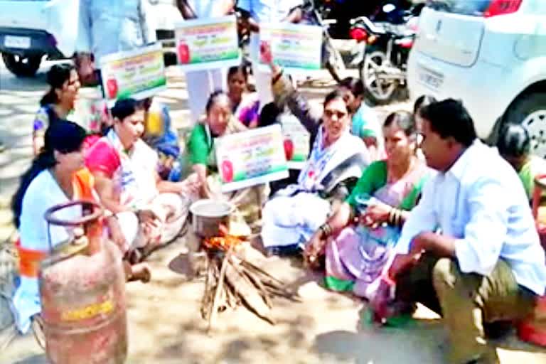 increase-in-price-of-cooking-gas-cylinder-congress-protests-against-central-government-in-haveri