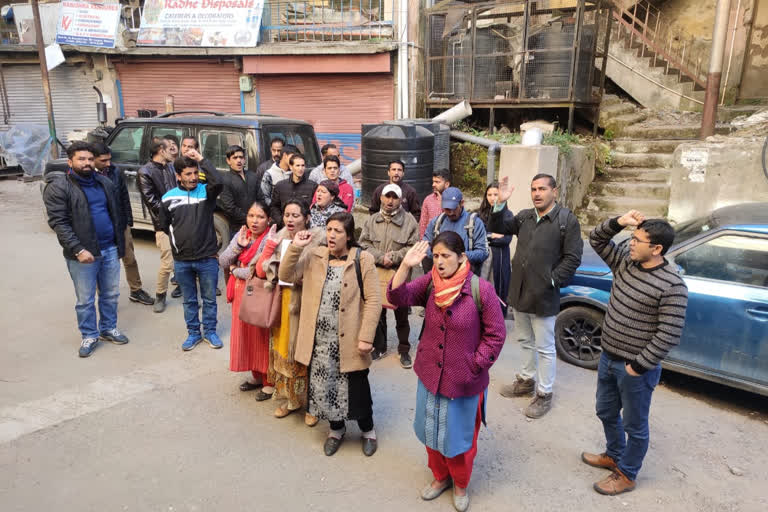 protest of SBI Contract Workers Union in shimla, SBI कॉन्ट्रैक्ट वर्कर्स यूनियन ने किया किया धरना प्रर्दशन