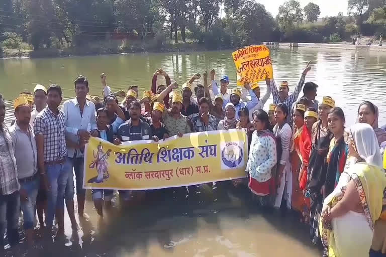 demonstration-of-guest-teachers-in-the-river-to-demand-regularization-dhar