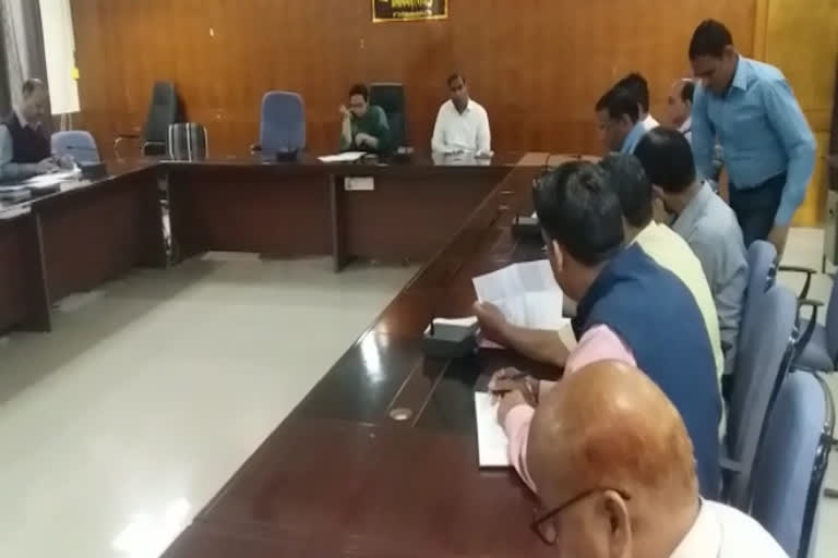 Collector took weekly review meeting, कलेक्टर ने ली साप्ताहिक समीक्षा बैठक