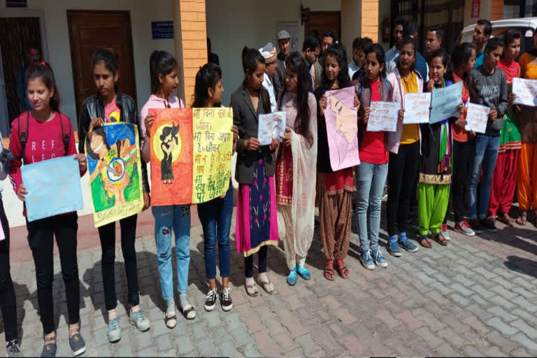 protest-started-in-pithoragarh-in-the-case-of-death-of-pregnant-women