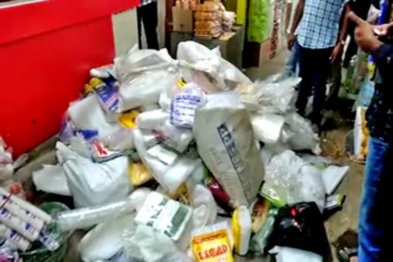 city-corporation-officers-200-kg-of-plastic-seized