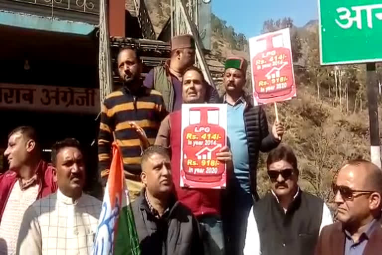 protest against government in aani rampur, युकां का महंगाई के खिलाफ धरना प्रदर्शन