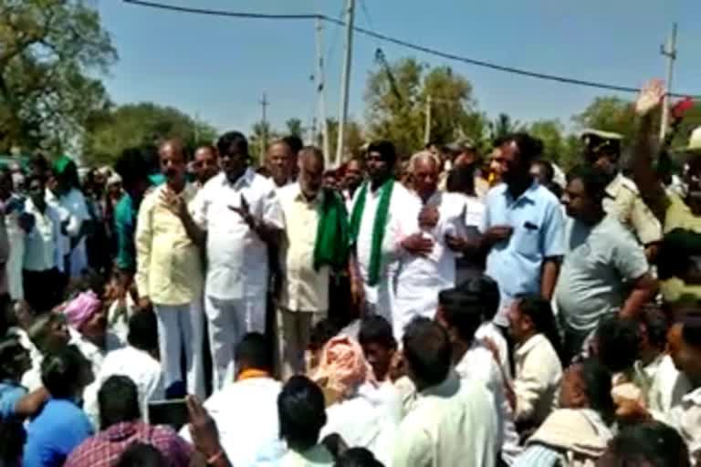 Farmer protests for shutdown of the Andriniva project