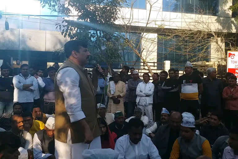 AAP MP Sanjay Singh supports farmers in noida