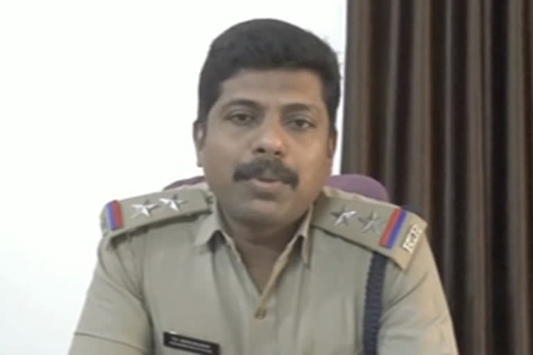 11 lakh was seized by police  കാറില്‍ കടത്താന്‍ ശ്രമിച്ച 11 ലക്ഷം രൂപ പൊലീസ് പിടികൂടി  കുറ്റിപ്പുറം-ചൂണ്ടൽ സംസ്ഥാനപാത  മലപ്പുറം  പതിനൊന്ന് ലക്ഷം രൂപ  police