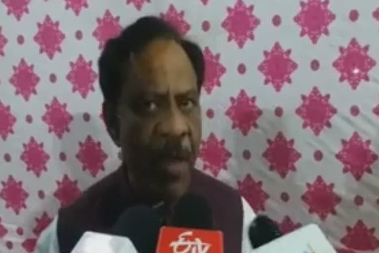 'مظاہرین کو جگہ تبدیل کر دینی چاہیے'