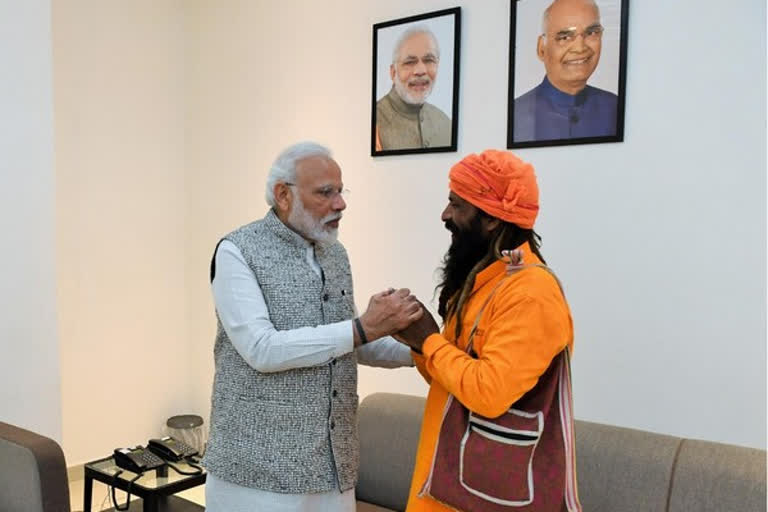 PM Modi meets rickshaw puller