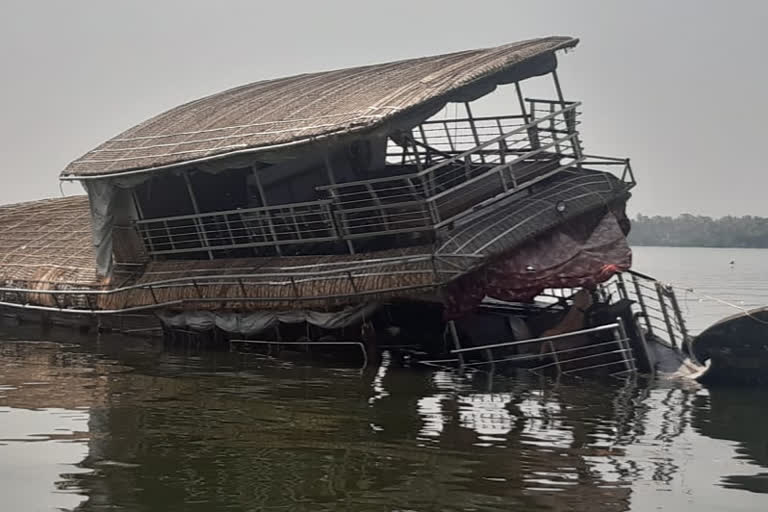 Houseboat partially submerged in Mannancheri