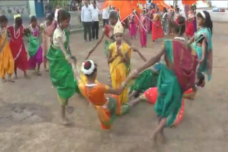 adivasi performance on shivneri