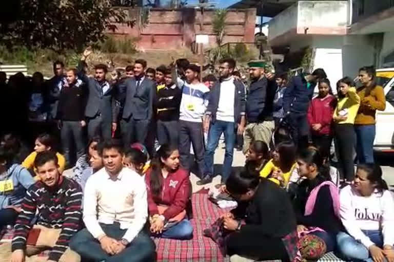 Students protest in Hamirpur