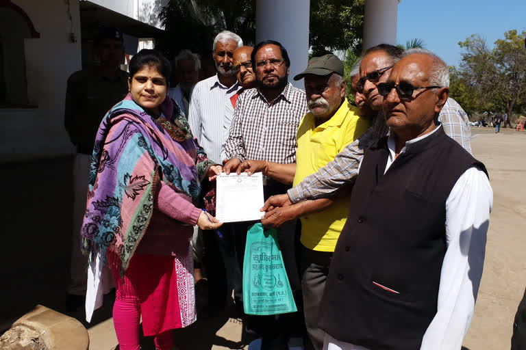 Pensioners submitted memorandum in the name of Chief Minister