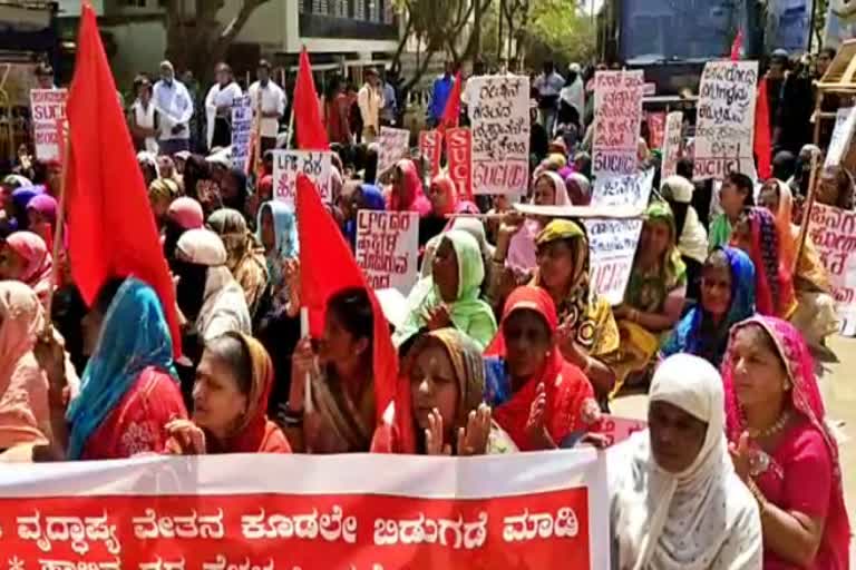 Protest by the SUCI Organization in Dharwad