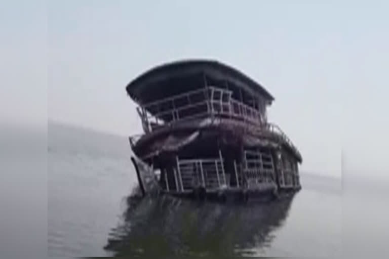 വേമ്പനാട്ട് കായൽ  ഹൗസ് ബോട്ട് അപകടം  house boat  house boat accident