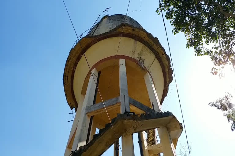 water-tank-built-in-the-premises-of-public-health-engineering-department-is-dilapidated-rajgarh