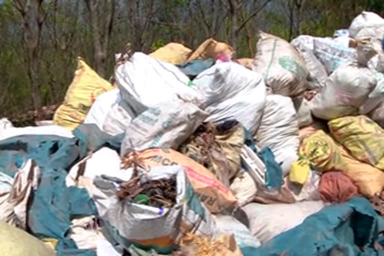 plastic waste dumping  vellarada plastic waste  പ്ലാസ്റ്റിക് മാലിന്യനിക്ഷേപം  പഞ്ചായത്ത് അധികൃതര്‍  നെടുമങ്ങാട്-കന്യാകുമാരി സംസ്ഥാന പാത  വെള്ളറട ഗ്രാമപഞ്ചായത്ത്  ഗ്രീൻ കേരള  green kerala