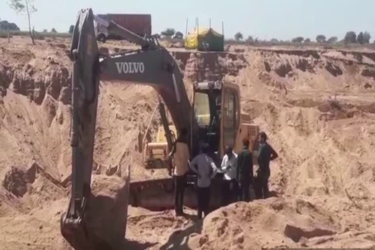 Villagers caught illegal mining Pokeland and five trucks loaded with sand narsinghpur