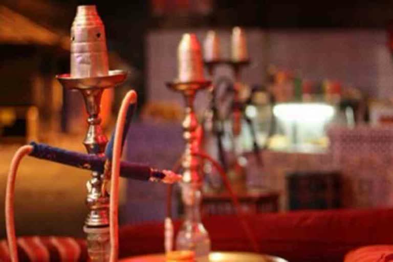 हुक्का बार पर पुलिस का छापा,  Police raid on hookah bar