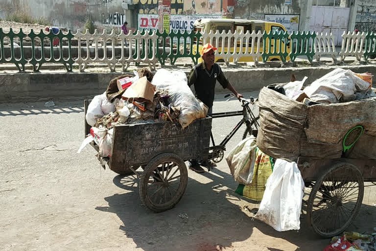 PWD's road in Burari by money