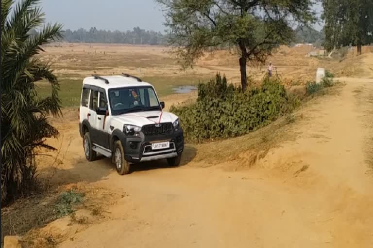 No main road in Pondha village of Podaihat block of Godda