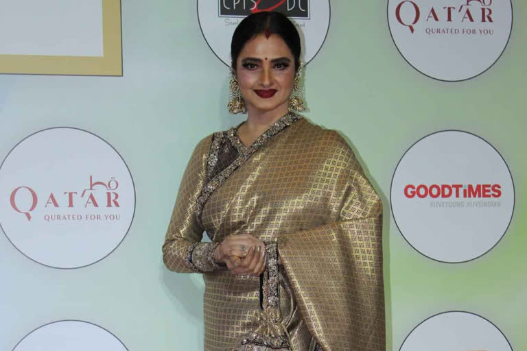 Rekha on posing next to Big B pic: 'Yahaan danger zone hai'