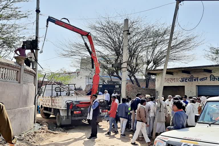 Electricity department draw of transformers, बिजली बिल जमा नहीं करने ट्रांसफार्मर उतरा