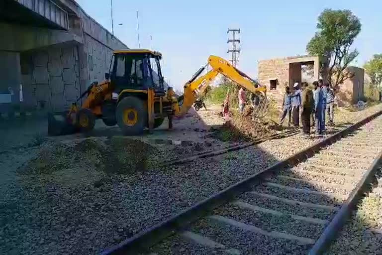 माल गाड़ी ने ट्रौली को मारी टक्कर, train hit the gravel filled trolley