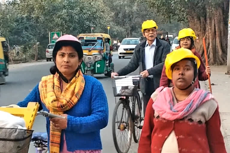 Dayalbagh, a place in Uttar Pradesh where pedestrians also put helmets