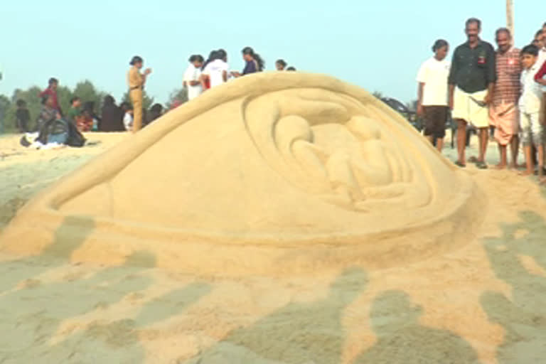 child abuse  child abuse awareness  sand sculpture  valiyaparamb sand sculpture  കുട്ടികള്‍ക്ക് നേരെയുള്ള ലൈംഗികാതിക്രമം  ബോധവല്‍കരണ സന്ദേശം  വലിപറമ്പ് മണല്‍ ശില്‌പം  മണല്‍ ശില്‌പനിര്‍മാണം  ചന്തേര ജനമൈത്രി പൊലീസ് ബീച്ച് ഫ്രണ്ട്സ് വെളുത്തപൊയ്യ  വലിയപറമ്പ് പഞ്ചായത്ത് പ്രസിഡന്‍റ്