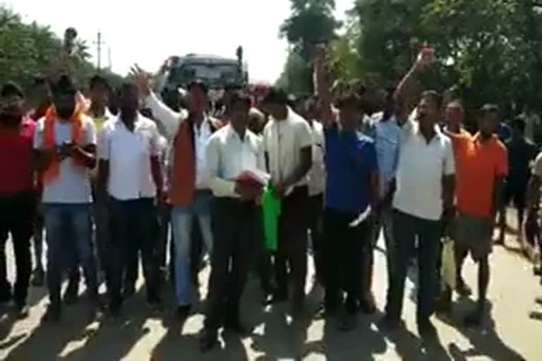 Farmers hit the road on the last day of paddy purchase