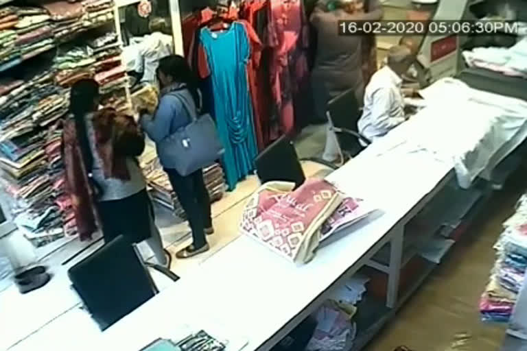 women seen stealing clothes, दुकान से कपड़े की चोरी