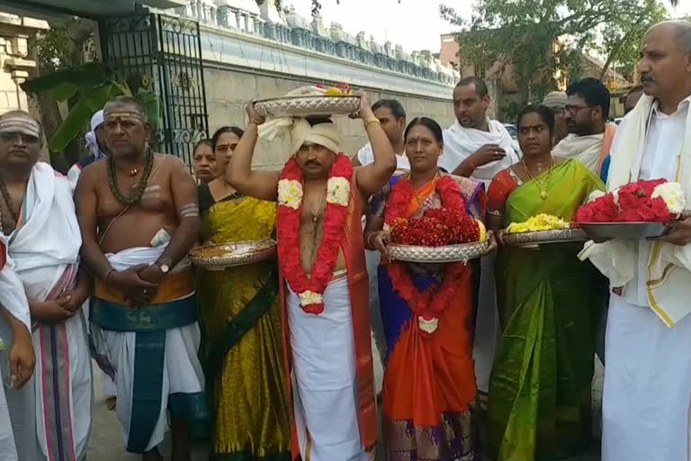 Presentation of silk garments to Srikalahasthishwara