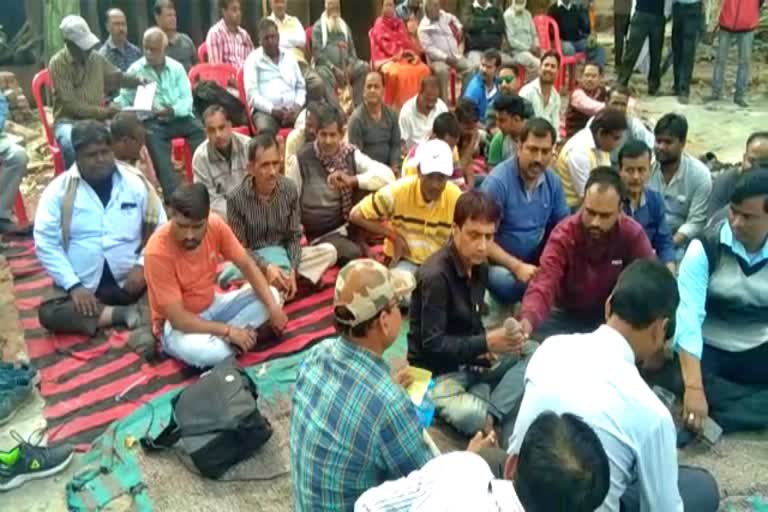 Shop owners protest against railway in Gomo