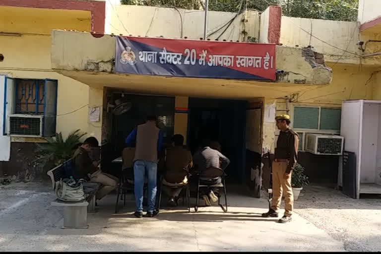 A man selling duplicate pollycap wire in noida