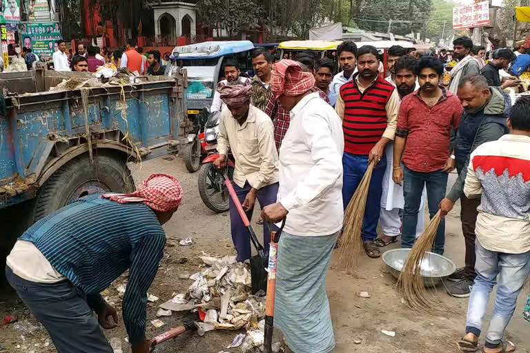 सफाई अभियान में उतरे युवा