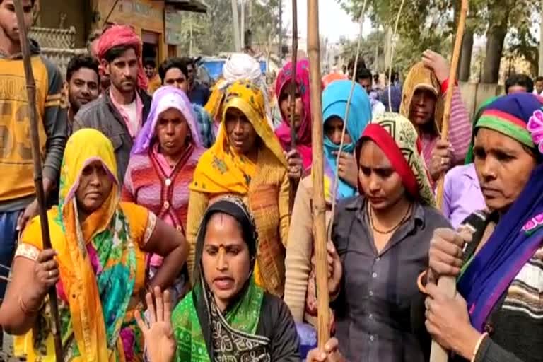 protests by women for water, शीघ्र पेयजल व्यवस्था दुरुस्त की मांग