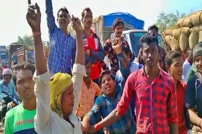 Farmers did a traffic jam to sell paddy in Bemetra