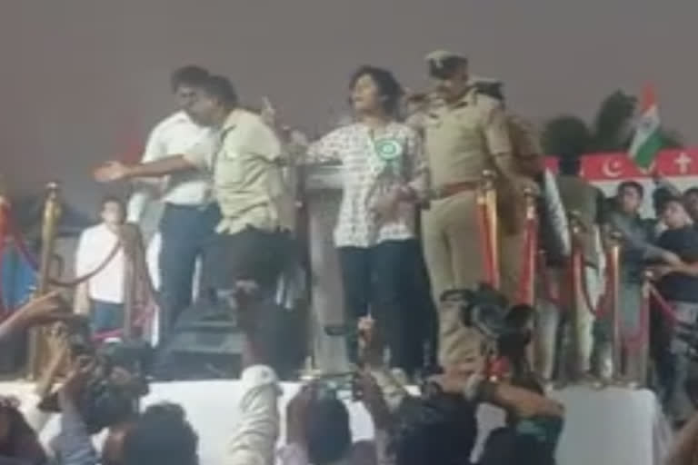 Woman Raises Pro-Pakistan Slogan at Anti-CAA Stir in Bengaluru, Owaisi Rushes to Snatch Her Mic