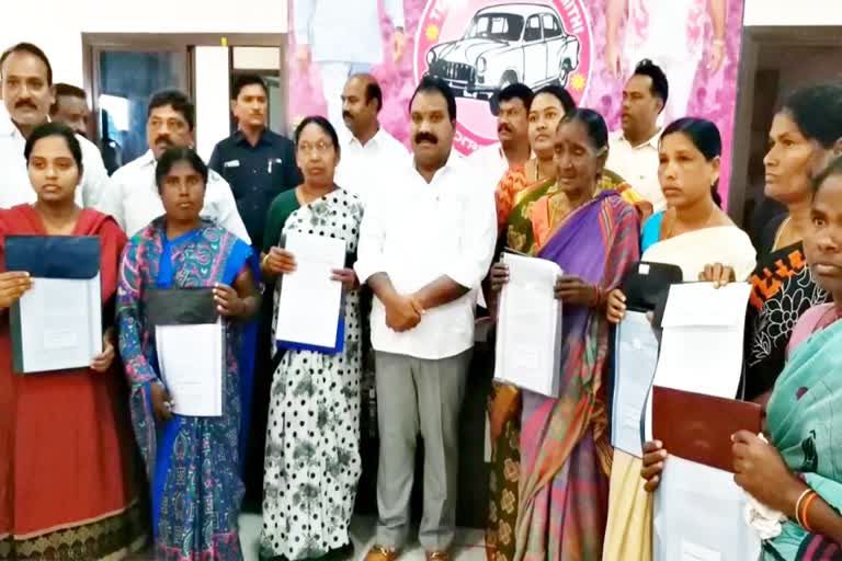 cheques distribution for kachaluru boat victim families