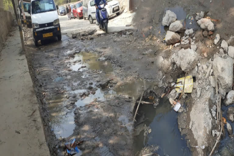 broken roads and dirty drains in kishangarh