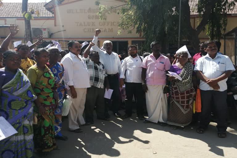 land recovery protest chengam tiruvannamalai  people give petition to revenue dept to recovery the panjami land around sengam  panjami land  பஞ்சமி நிலத்தை மீட்கக்கோரி போராட்டம்