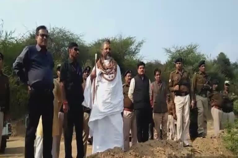 Computer baba reached Sindh river pier