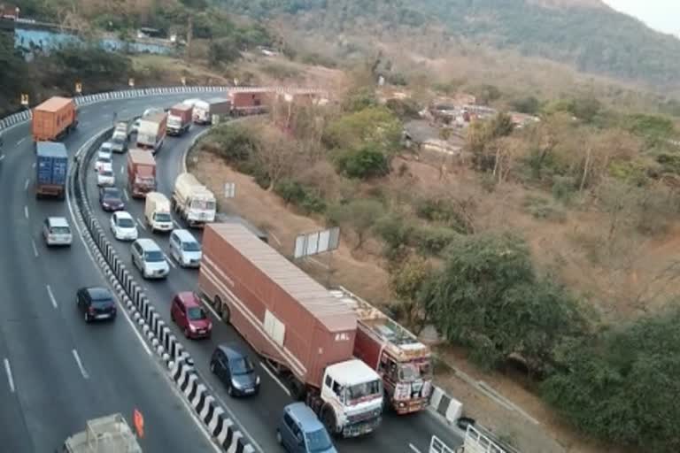 traffice jam on mumbai-pune express way raigad