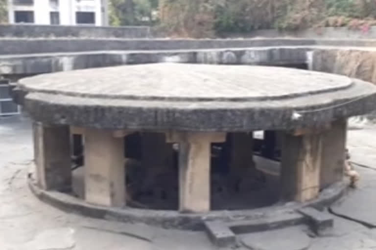 middle-of-pune-is-the-eighteenth-century-pataleshwara-temple