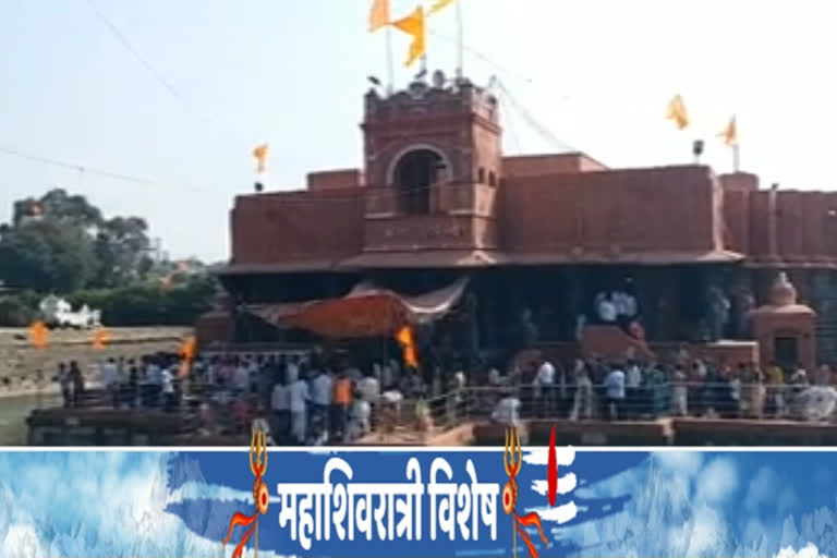 Thousands of devotees visit Bhagwan Shiva in Beed district