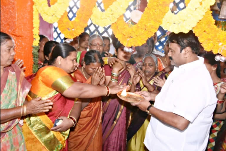 Minister talasani srinivas special pooja at the Shivaratri celebrations at bansilalpet